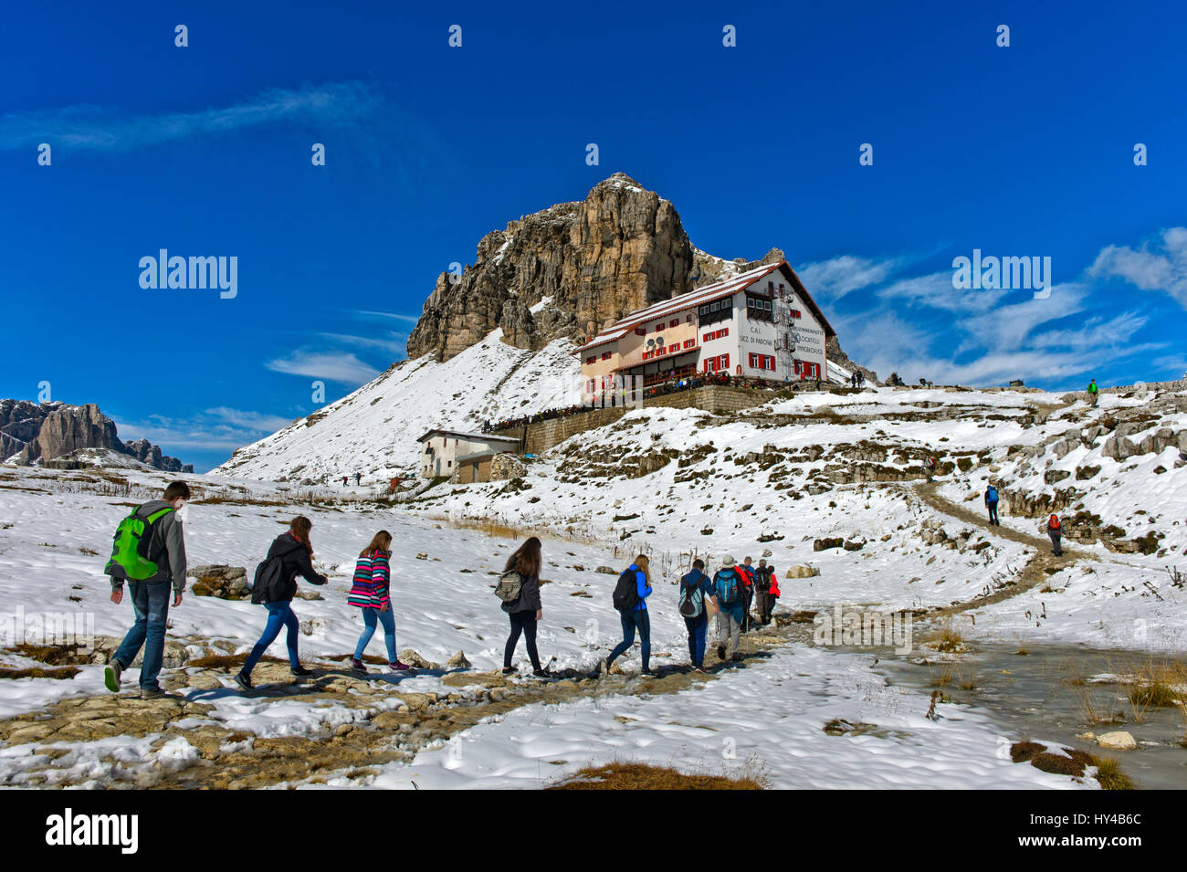 Wanderer auf dem Weg zur Dreizinnenhütte, Rifugio Locatelli Hütte, Sextner Dolomiten, Südtirol, Trentino-Alto Adige, Italien Stockfoto