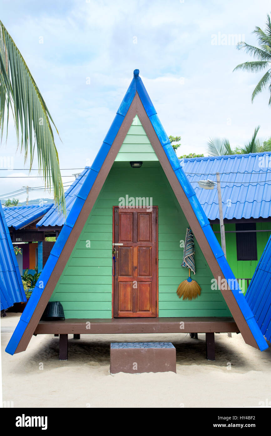 Grünes Holzhaus auf einem tropischen Strand Stockfoto
