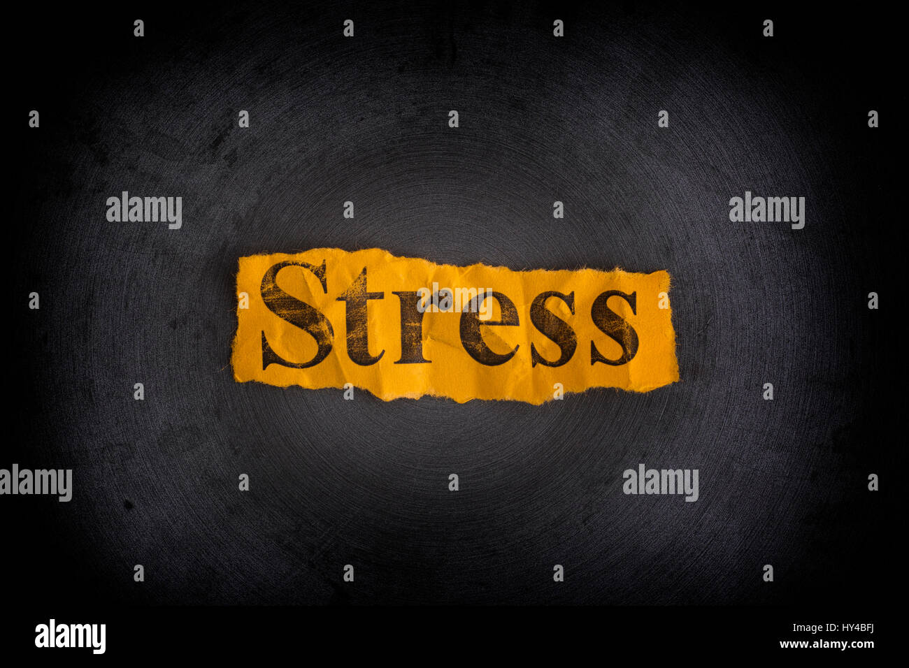 Zerrissene zerknülltes Stück Papier mit dem Wort Stress. Konzept-Bild. Stockfoto