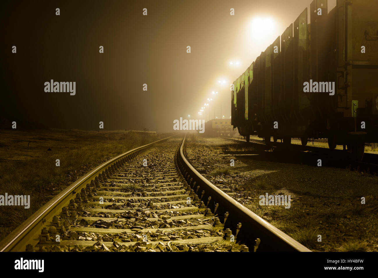 Rangierbahnhof im Nebel. Dichter Nebel in der Nacht. Stockfoto