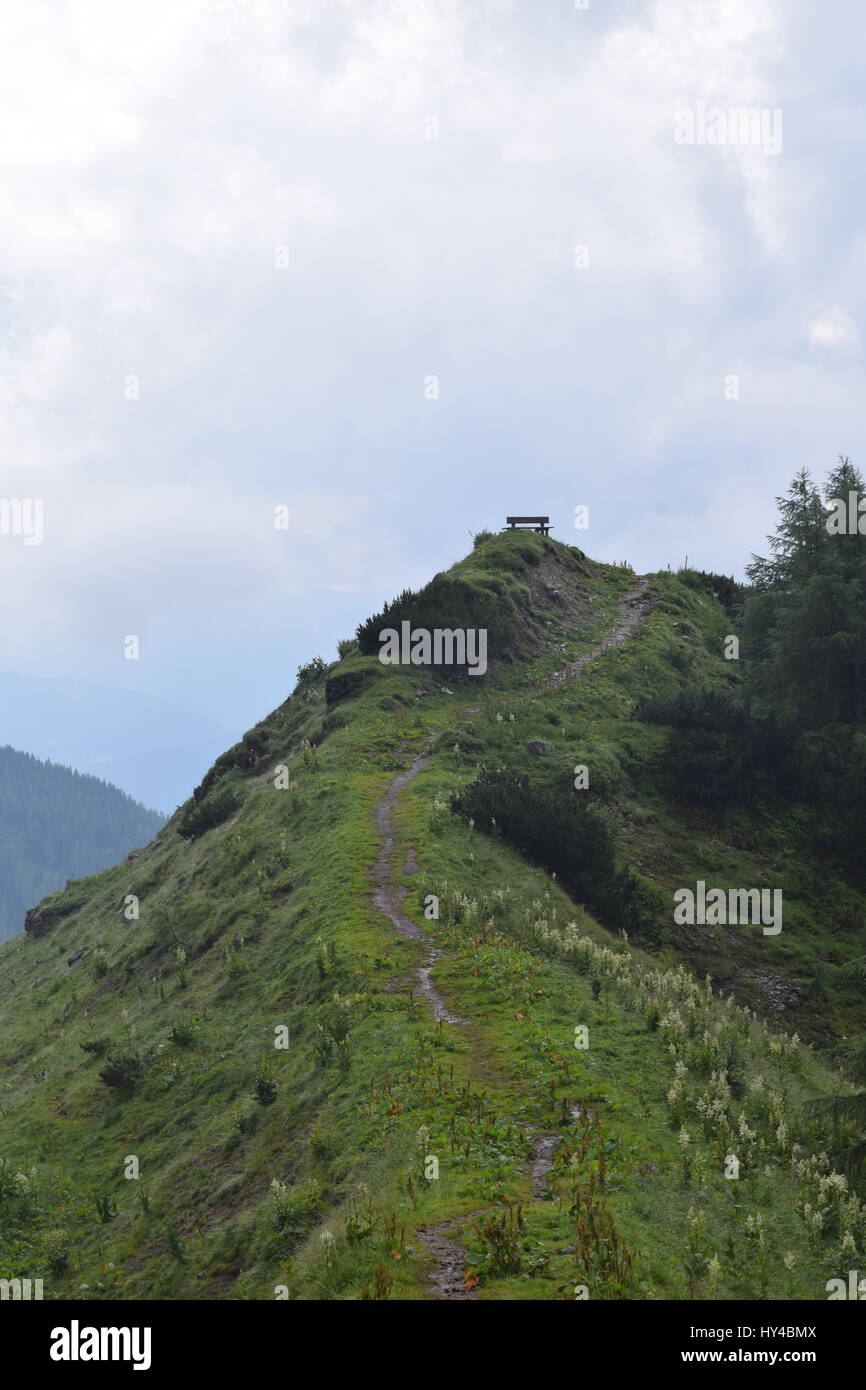 Bank auf Hügel in Österreich. Ich benutze Nikon D3300 zu diesem Foto Stockfoto