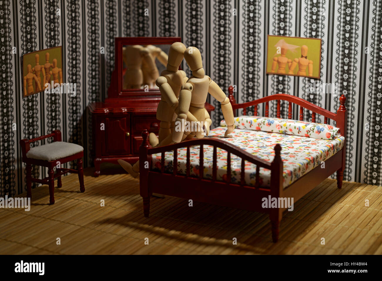 Das Leben von Holzfiguren - paar beim Sex im Bett vor dem Spiegel  Stockfotografie - Alamy