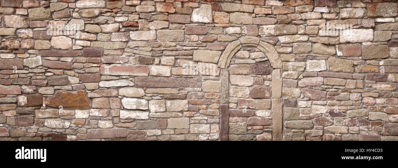 Alte Mauer mit zugemauerten Bogen Stockfoto