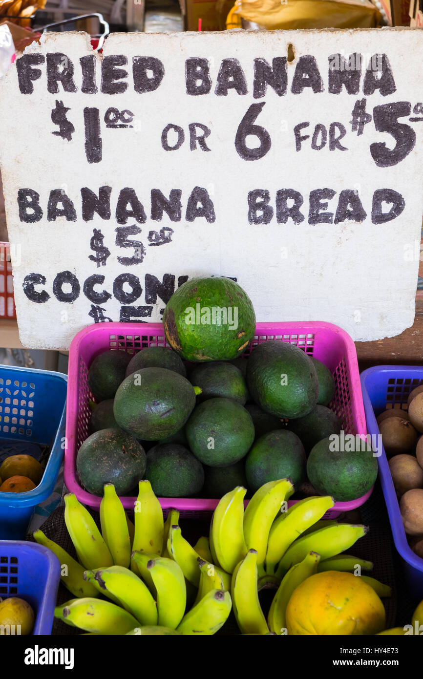 Hawaii Bauernmarkt mit Avocado und Banane neben anderen tropischen Früchten aus dieser paradiesischen Insel. Stockfoto