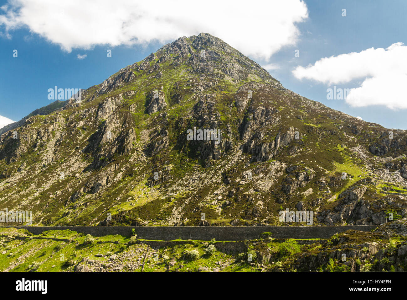 Blick vom Idwal Hütte von Berg Stift yr Ole Wen. Idwal Cottage, Snowdonia-Nationalpark, Gwynedd, Wales, Vereinigtes Königreich. Stockfoto