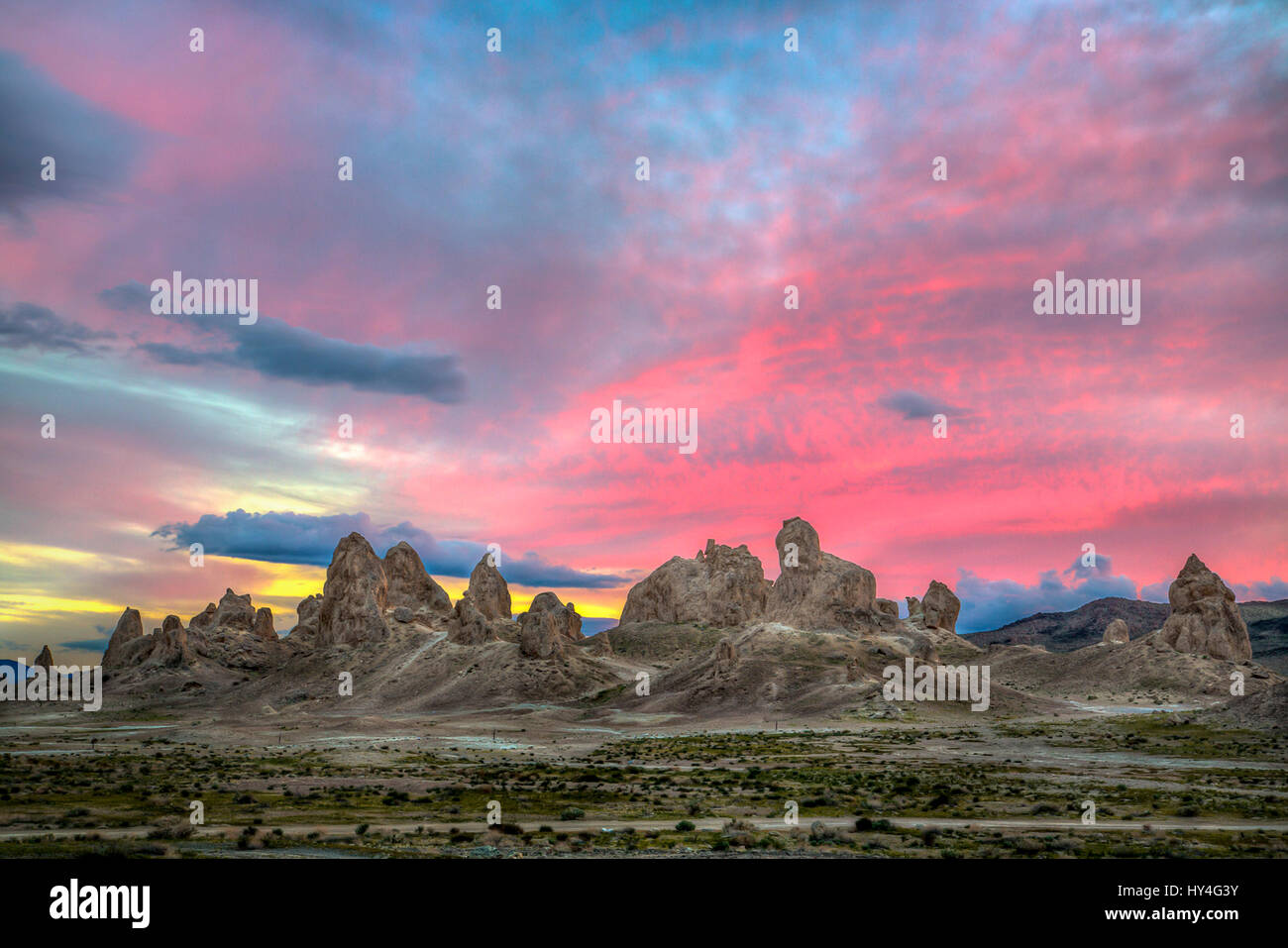 Sonnenuntergang über der Trona Pinnacles, eines der ungewöhnlichsten geologische Wunder in Kalifornien Wüste National Conservation Area in der Nähe von Trona, Kalifornien. Die einzigartige Landschaft setzt sich aus mehr als 500 Tuffstein Zinnen aufstehen aus dem Bett des Searles Dry Lake Basin und wurde in Hunderten von Filmen wie Star Trek V, Disneys Dinosaurier, The Gate II, Lost in Space und Planet der Affen verwendet. Stockfoto