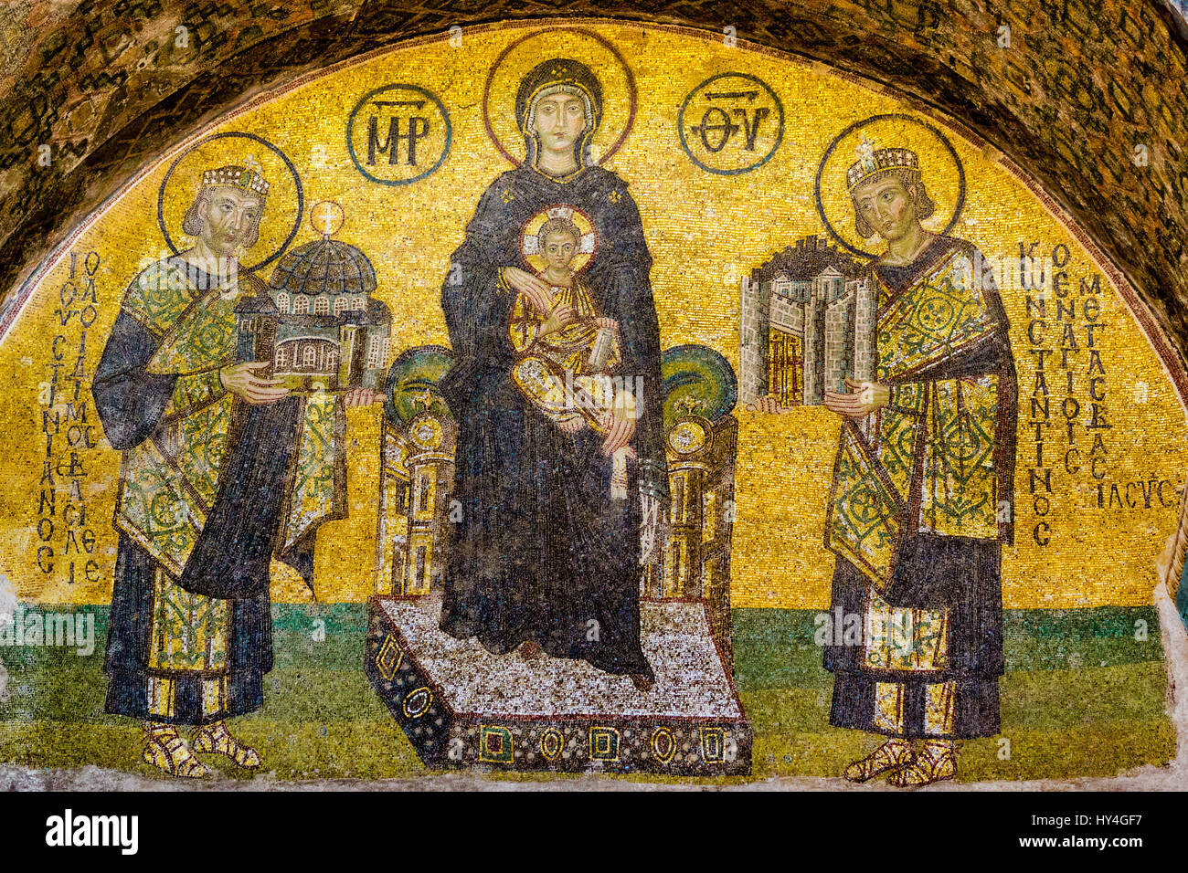 Mosaik von 944. Maria und Christkind. Um die richtige Konstantin der große mit einem Modell der Stadt. Auf der linken Justinian mit der Kirche. Die medalio Stockfoto