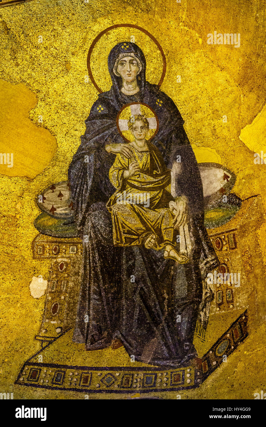 Jungfrau Maria und das Kind Jesus auf einem Thron sitzend. Mosaik in der Hagia Sofia, Istanbul - 9. Oktober 2013 Stockfoto