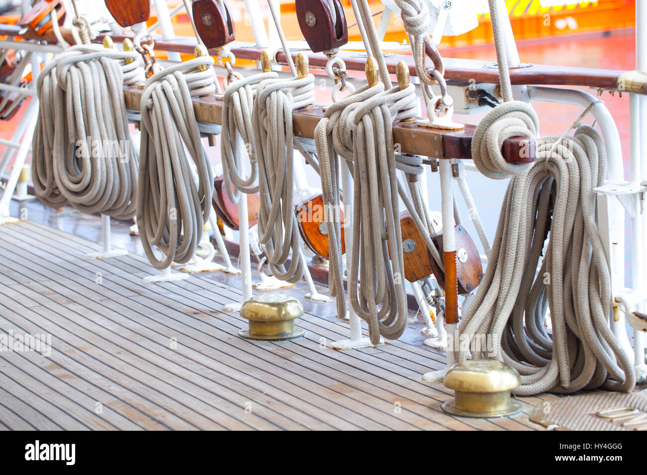 nautische Seile auf dem Deck des spanischen Training Schiff Juan Sebastian Elcano Stockfoto