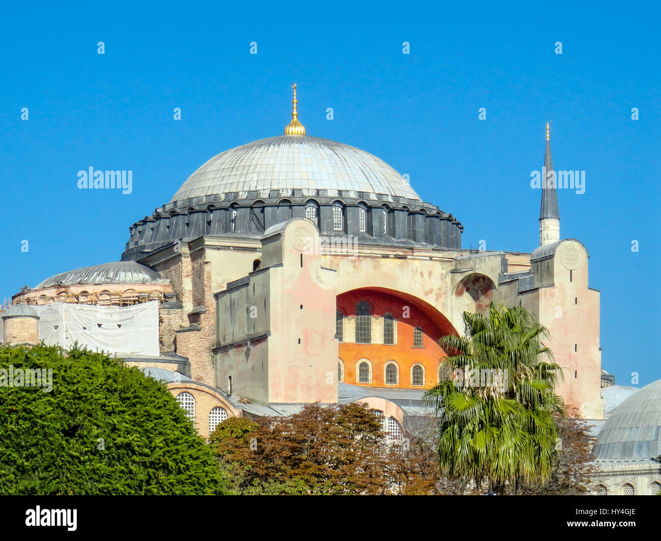 Blick auf die berühmte Hagia Sofia. Früher eine christliche Kirche, jetzt eine Moschee und ein Museum in Istanbul, Türkei, 9. Oktober 2013 Stockfoto