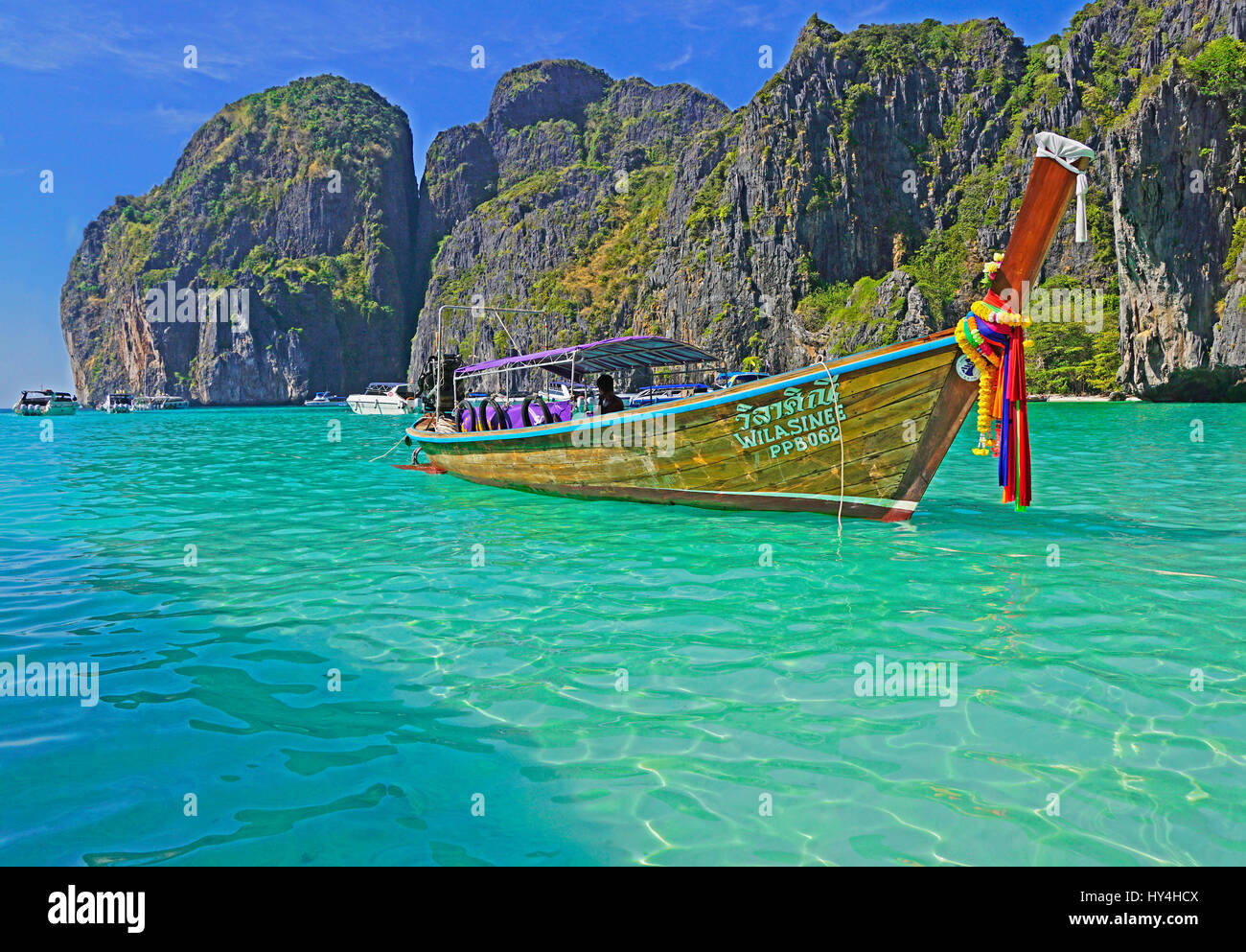 Thai Longtail-Boot mit Schärpen im Maya Bay von Phi Phi Leh Island, Thailand eingerichtet. Stockfoto