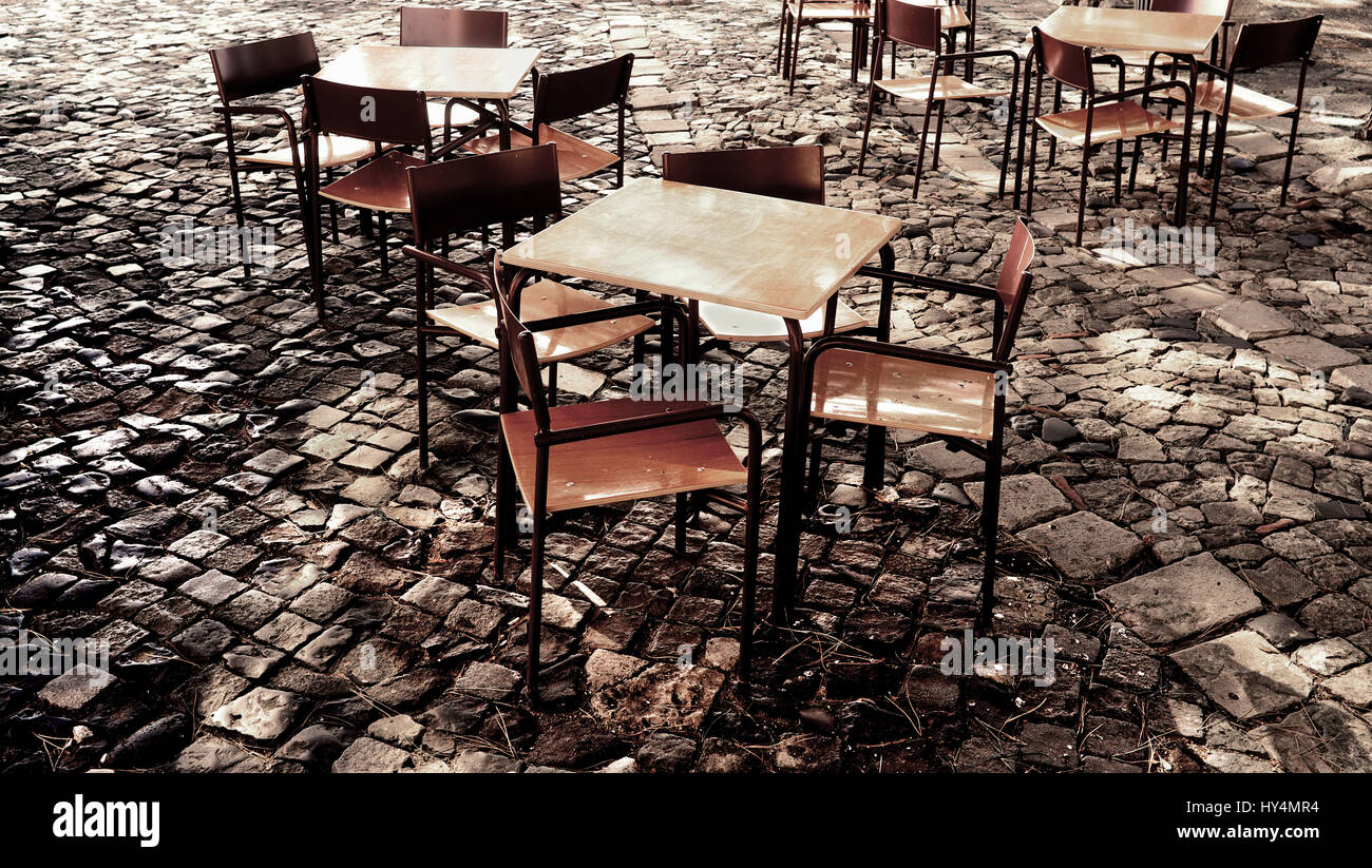 Tische und Stühle, außerhalb Stockfoto