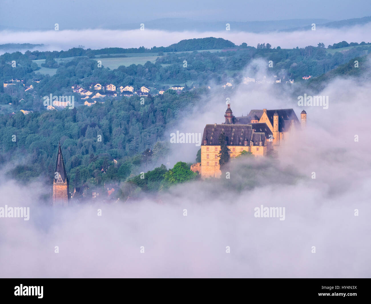 Deutschland, Hessen, Marburg, Landgraf Schloss, 11. Jahrhundert, Nebel, atmosphärischen Inversion, Glockenturm der lutherischen Pfarrei Stockfoto