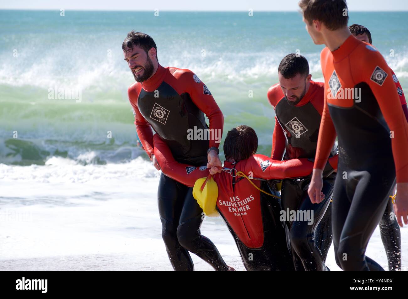 Sauveteurs En Mer, Rettungsschwimmer Ausbildung bei Sables d ' Olonne, Frankreich Stockfoto