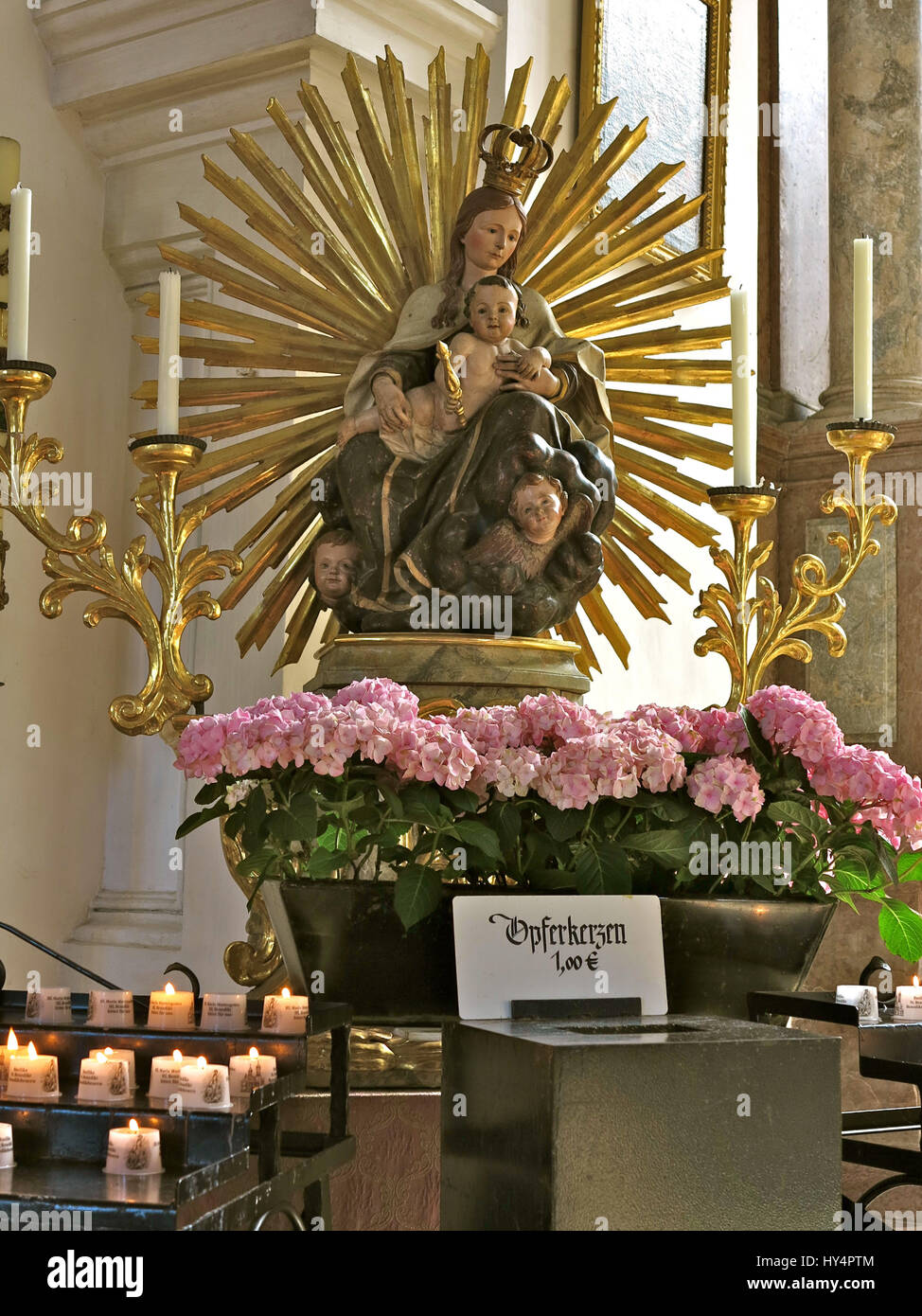 Candles flowers church -Fotos und -Bildmaterial in hoher Auflösung – Alamy