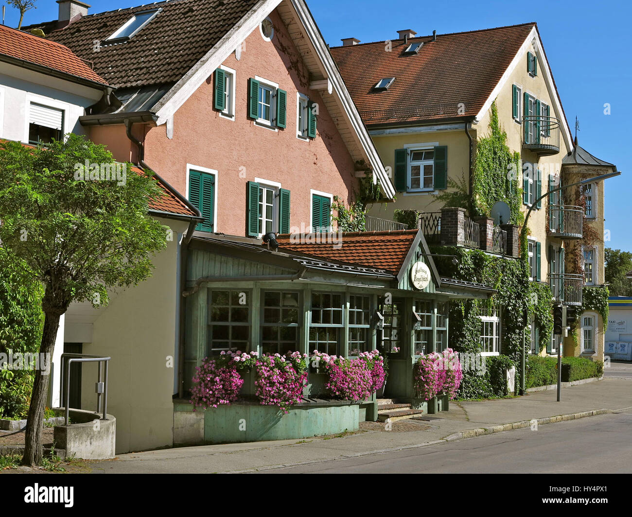 Landsberg am Lech, Romantische Strasse / romantische Straße, Tourismus, Gasthof Stadt München (Restaurant), Rollläden, bedeckt mit Efeu, Epfenhauser Strasse (Strasse), Gasthaus Vogelhausl, Blumenschmuck, Baum, blauer Himmel Stockfoto