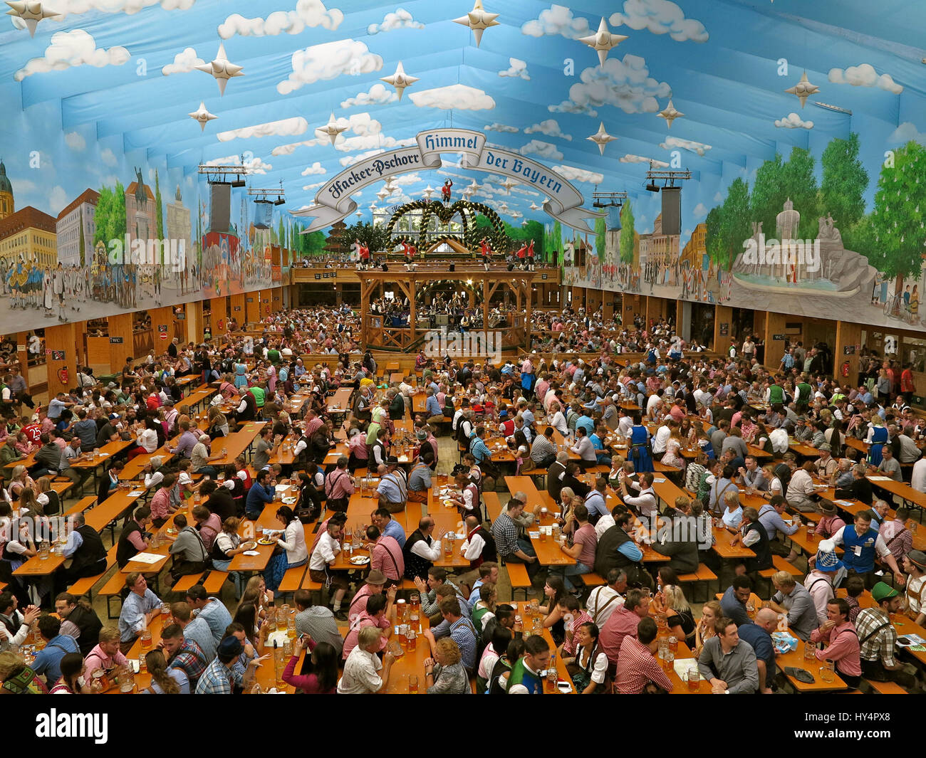 Oktoberfest 2016, Hacker-Pschorr Festzelt, neue Malerei, Himmel der Bayern, Interieur, Vogelperspektive, Oktoberfest Besucher, Essen, trinken, Party, Bierkrüge, Musik, Kapelle, Podium mit Schäfflertänzern (Tänzer) Stockfoto