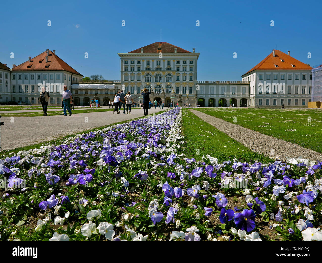 Schloss Nymphenburg, Barock, erbaut im Jahre 1664-1703 von Agostino Barelli, Effner und Viscardi, Außenbereich mit Blumenbeeten, Touristen, Frühling, Stockfoto