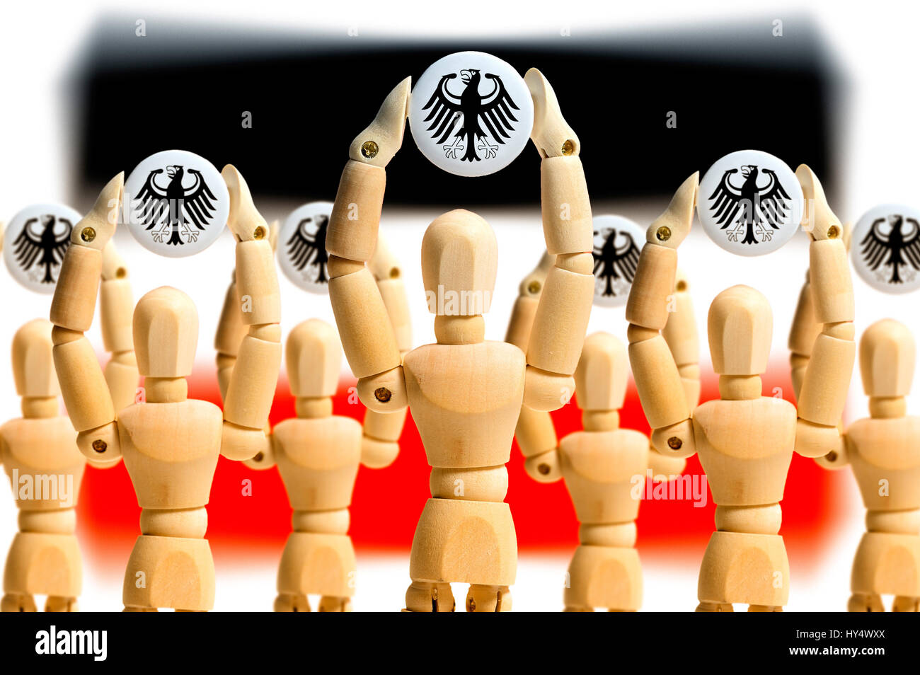 Holzfiguren mit eidgenössischen Adler vor der Flagge des Deutschen Reiches, symbolische Foto imperialen Bürger, Holzfiguren Mit Bundesadler Vor der Flagge de Stockfoto