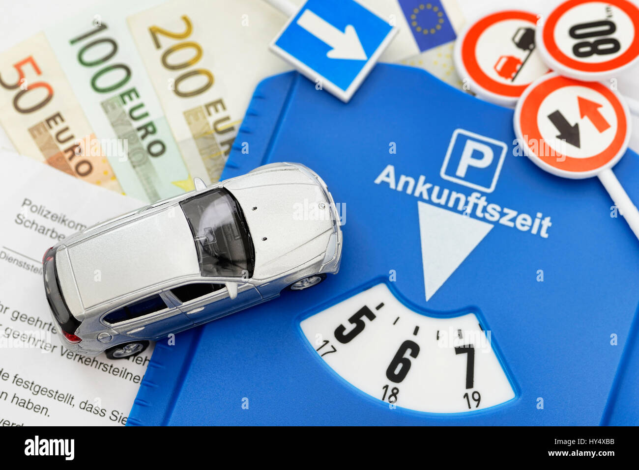 Miniatur-Auto, Ticket und Parkplatz-Disc, höhere Strafen für Falschparker, Miniaturauto, Strafzettel Und Parkscheibe, höheren Strafen Fuer Falschpar Stockfoto