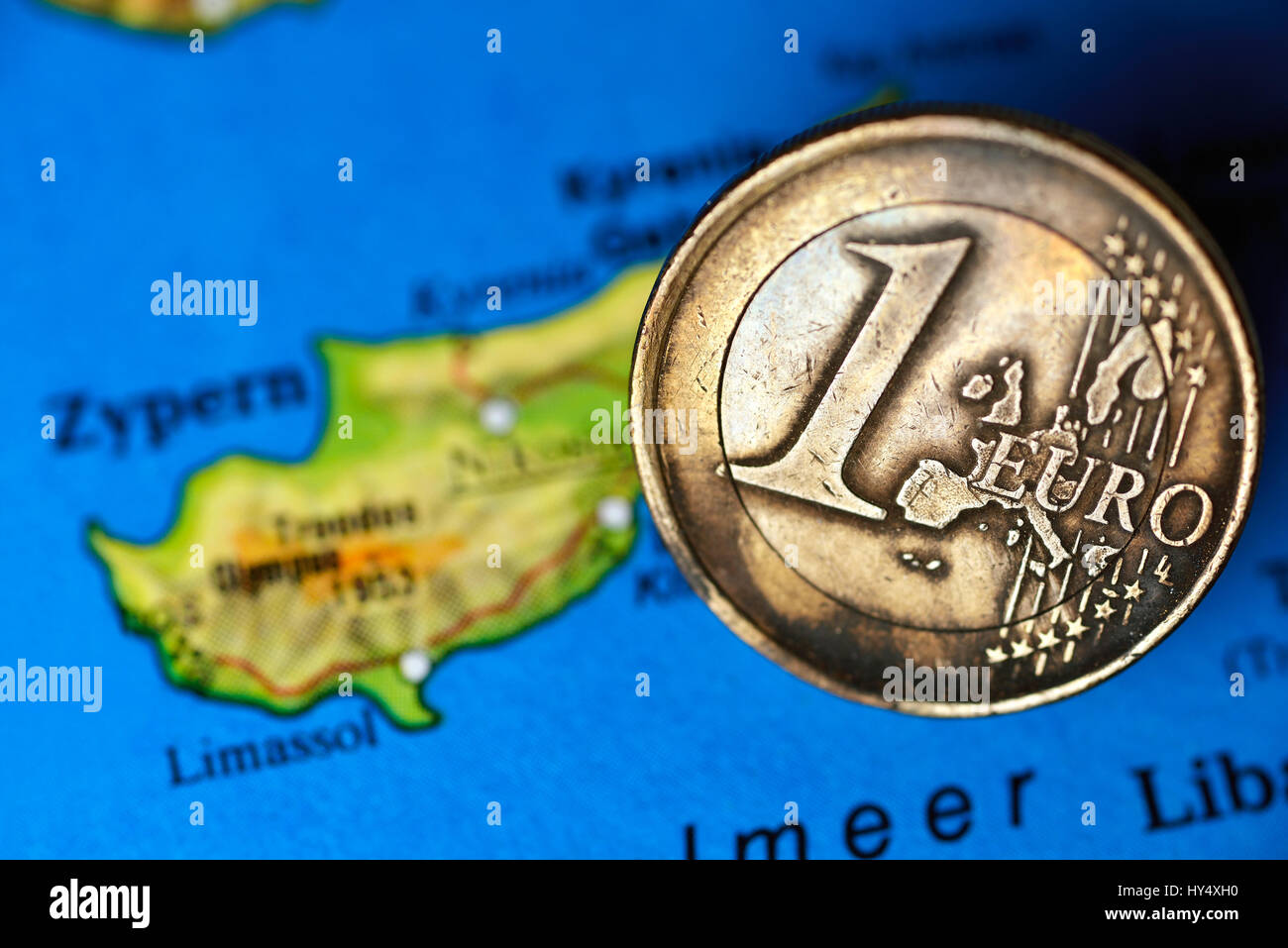 Euro-Münze eins auf Zypern Karte, Eurokrise, Angebrannte Ein-Euro-Muenze Auf Zypern-Landkarte, Eurokrise verbrannt Stockfoto