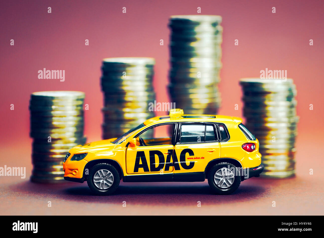 ADAC Miniatur Fahrzeug und Münze Flor, ADAC Miniaturfahrzeug Und Muenzstapel Stockfoto