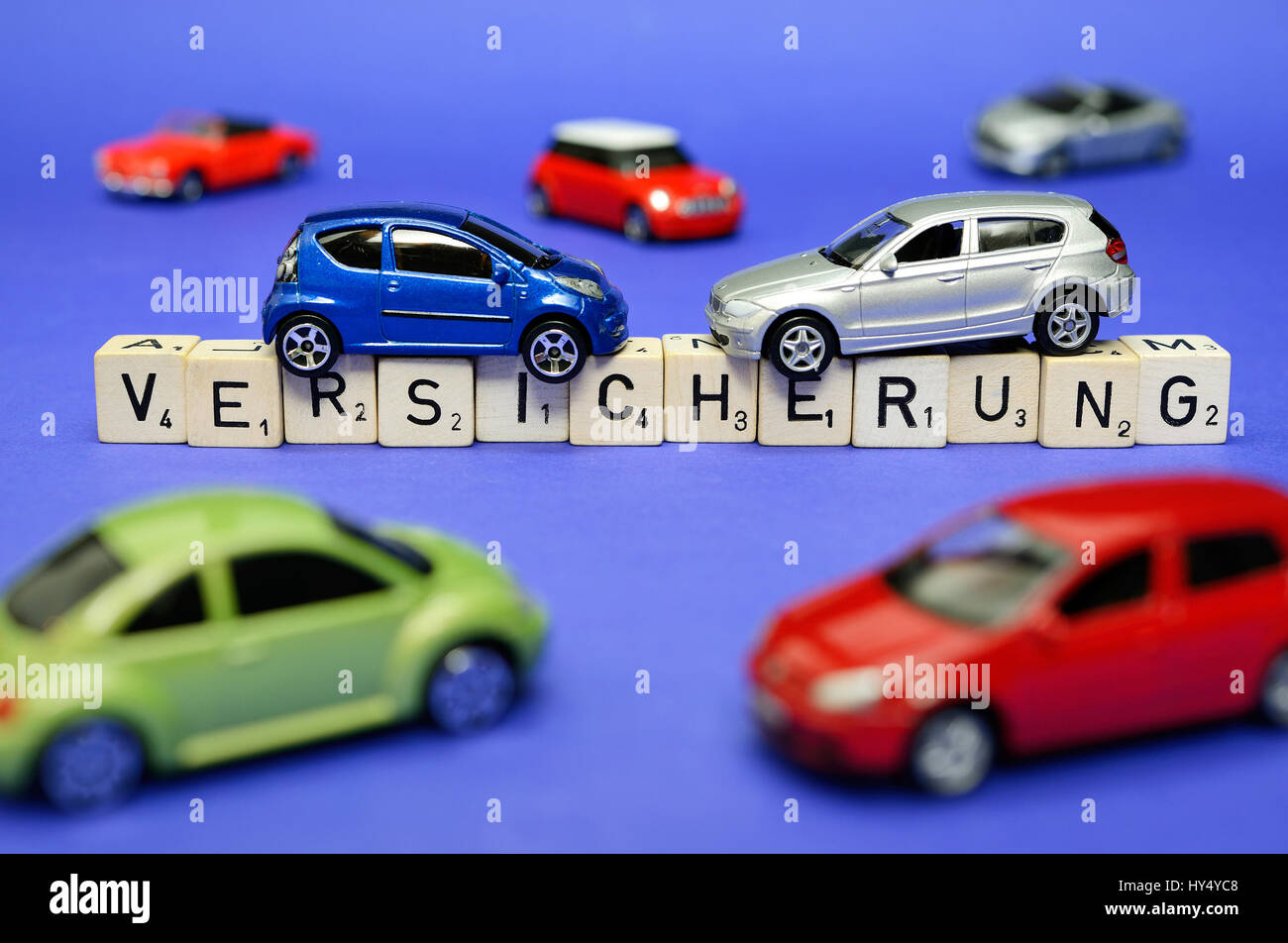 Miniatur-Autos die Schlaganfall-Qualitätssicherung, symbolische Foto  Fahrzeug Qualitätssicherung, Miniaturautos Auf Dem Schriftzug Versicherung,  Symbolfoto Kfz-Versicherung Stockfotografie - Alamy