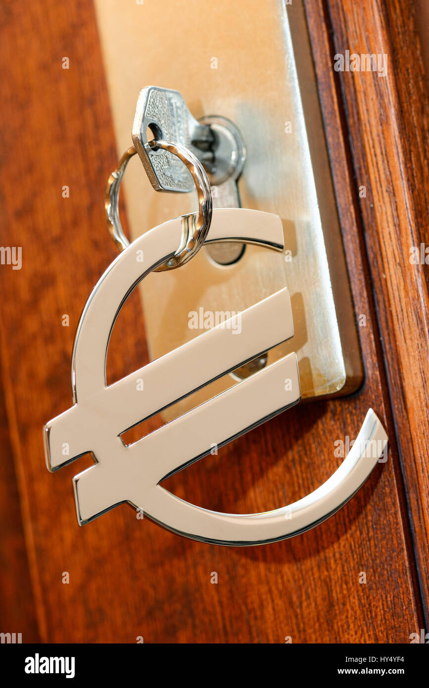 Schlüssel mit Eurosign, Mietpreise, Miete Preis Bremse, Altbier Mit Eurozeichen, Mietpreise, Mietpreisbremse Stockfoto