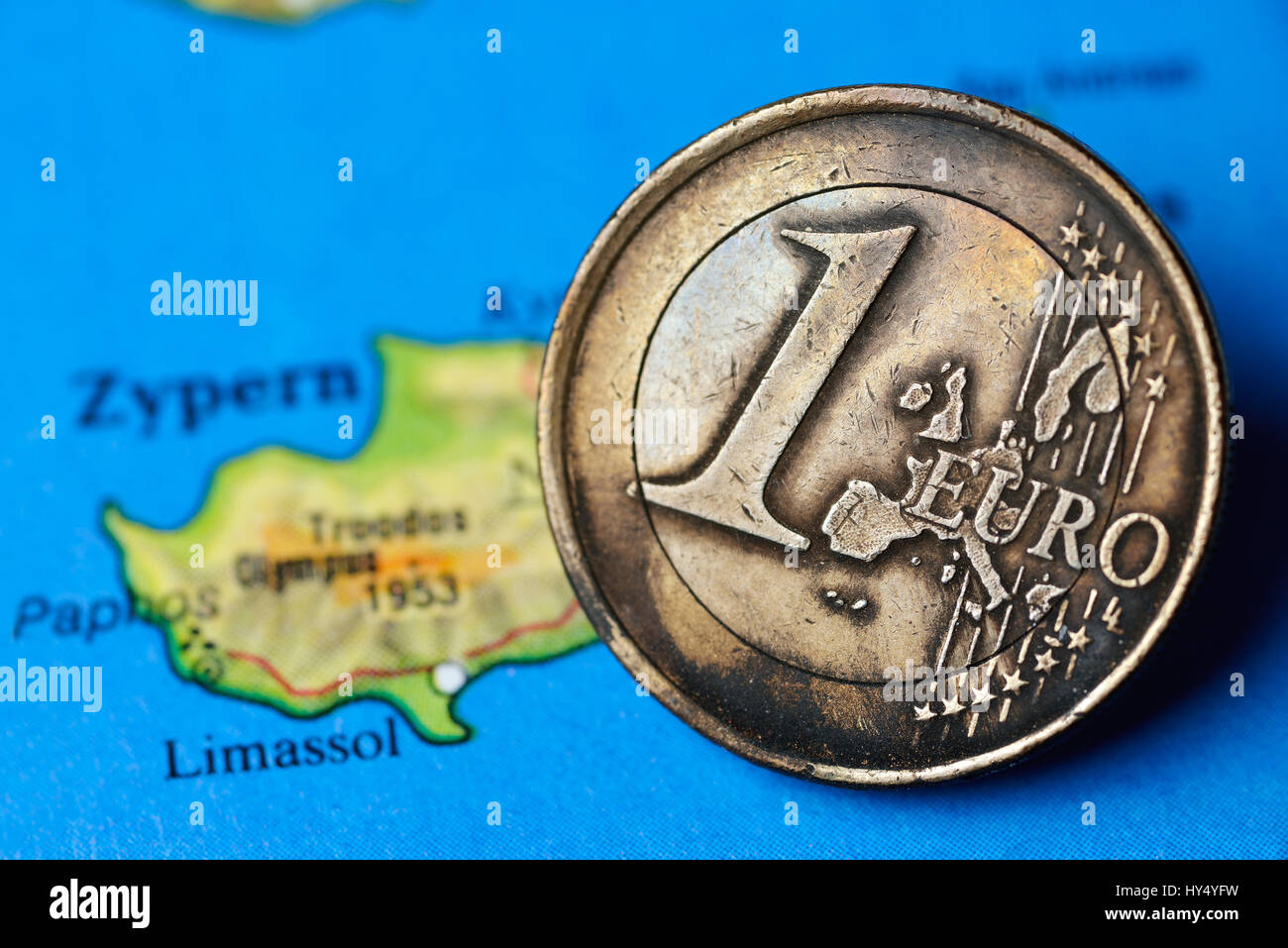 Euro-Münze eins auf Zypern Karte, Eurokrise, Angebrannte Ein-Euro-Muenze Auf Zypern-Landkarte, Eurokrise verbrannt Stockfoto