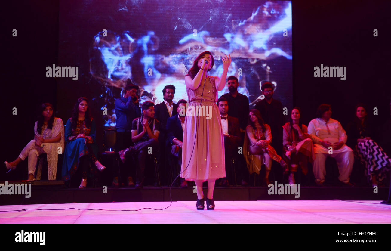 Lahore, Pakistan. 1. April 2017. Pakistanische Künstler auf der Bühne während der Alhamra Durchführung unplugged season1 (Music for Peace) von Alhamra Arts Council organisiert. Bildnachweis: Rana Sajid Hussain/Pacific Press/Alamy Live-Nachrichten Stockfoto