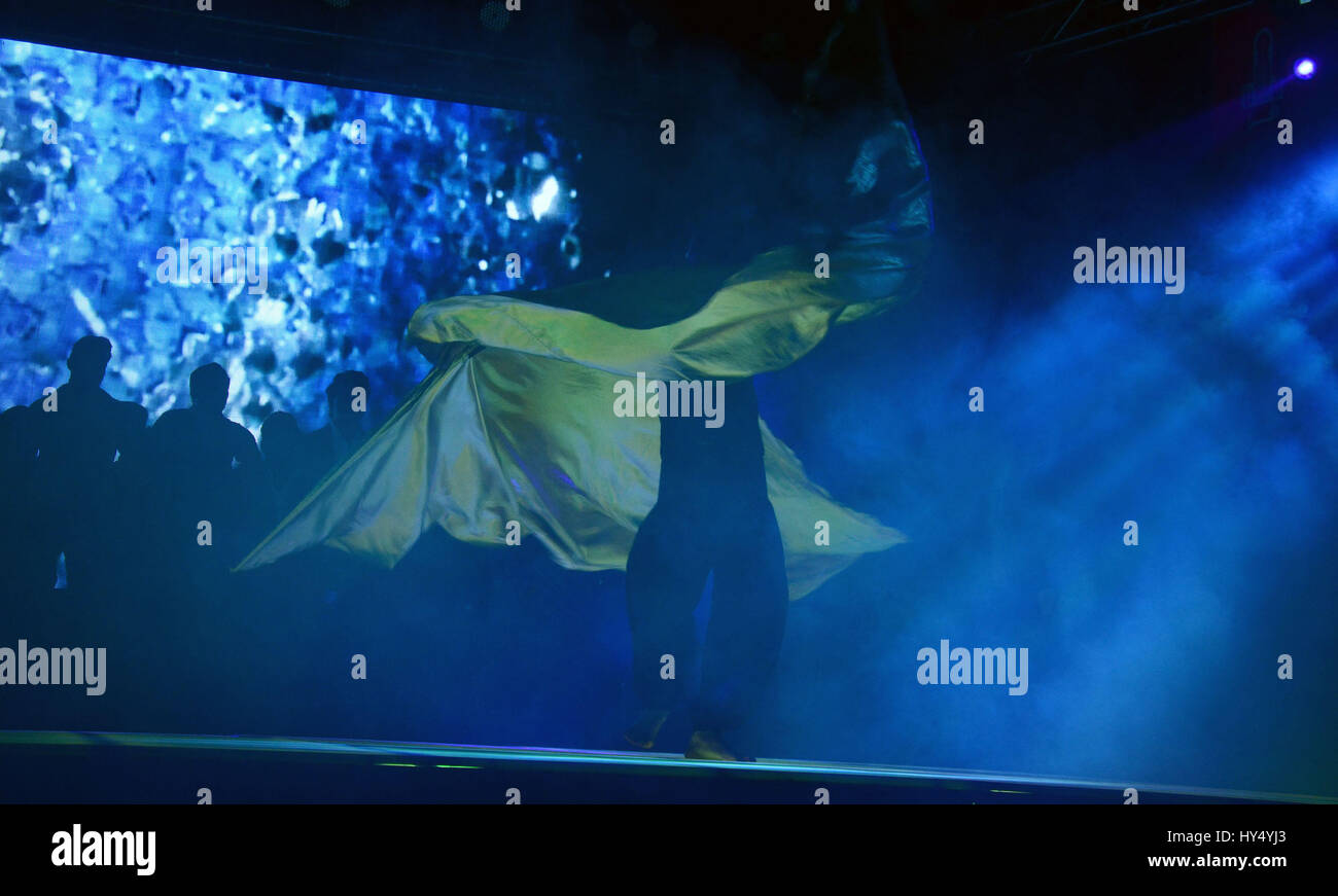 Lahore, Pakistan. 1. April 2017. Pakistanische Künstler auf der Bühne während der Alhamra Durchführung unplugged season1 (Music for Peace) von Alhamra Arts Council organisiert. Bildnachweis: Rana Sajid Hussain/Pacific Press/Alamy Live-Nachrichten Stockfoto