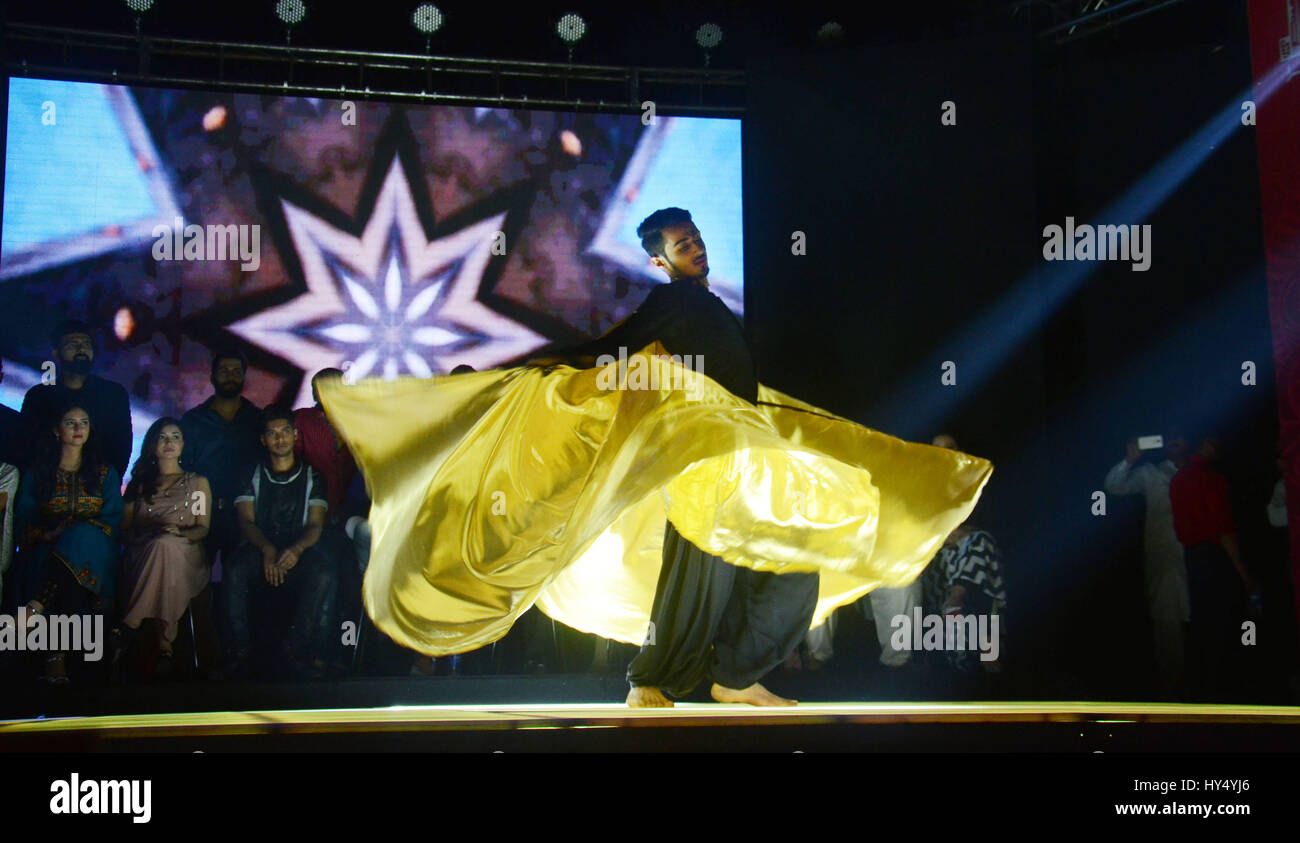 Lahore, Pakistan. 1. April 2017. Pakistanische Künstler auf der Bühne während der Alhamra Durchführung unplugged season1 (Music for Peace) von Alhamra Arts Council organisiert. Bildnachweis: Rana Sajid Hussain/Pacific Press/Alamy Live-Nachrichten Stockfoto