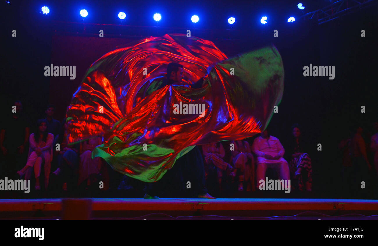 Lahore, Pakistan. 1. April 2017. Pakistanische Künstler auf der Bühne während der Alhamra Durchführung unplugged season1 (Music for Peace) von Alhamra Arts Council organisiert. Bildnachweis: Rana Sajid Hussain/Pacific Press/Alamy Live-Nachrichten Stockfoto