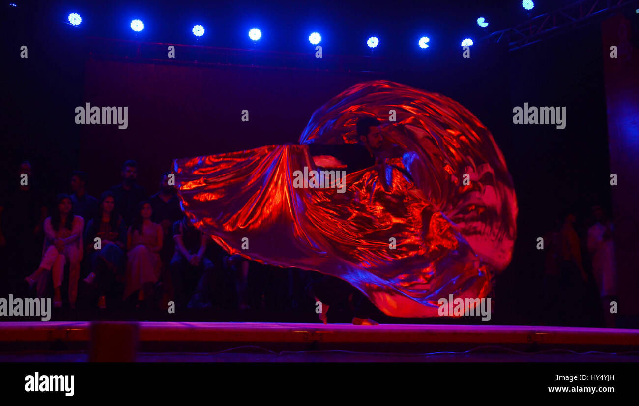 Lahore, Pakistan. 1. April 2017. Pakistanische Künstler auf der Bühne während der Alhamra Durchführung unplugged season1 (Music for Peace) von Alhamra Arts Council organisiert. Bildnachweis: Rana Sajid Hussain/Pacific Press/Alamy Live-Nachrichten Stockfoto