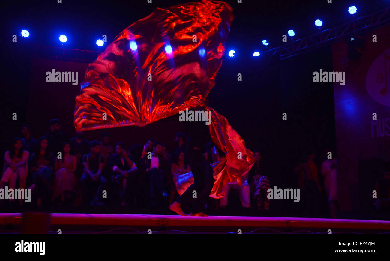 Lahore, Pakistan. 1. April 2017. Pakistanische Künstler auf der Bühne während der Alhamra Durchführung unplugged season1 (Music for Peace) von Alhamra Arts Council organisiert. Bildnachweis: Rana Sajid Hussain/Pacific Press/Alamy Live-Nachrichten Stockfoto