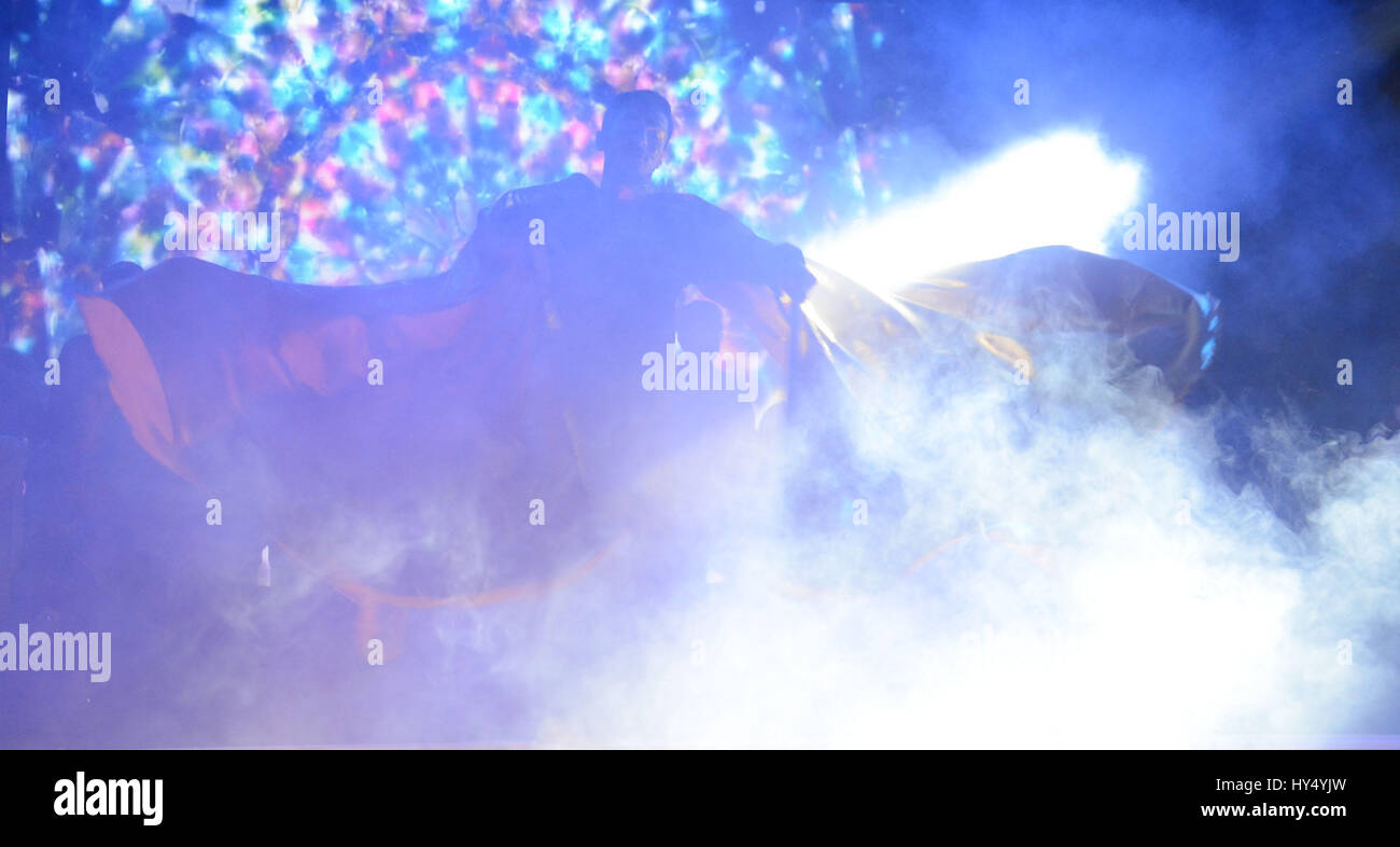 Lahore, Pakistan. 1. April 2017. Pakistanische Künstler auf der Bühne während der Alhamra Durchführung unplugged season1 (Music for Peace) von Alhamra Arts Council organisiert. Bildnachweis: Rana Sajid Hussain/Pacific Press/Alamy Live-Nachrichten Stockfoto