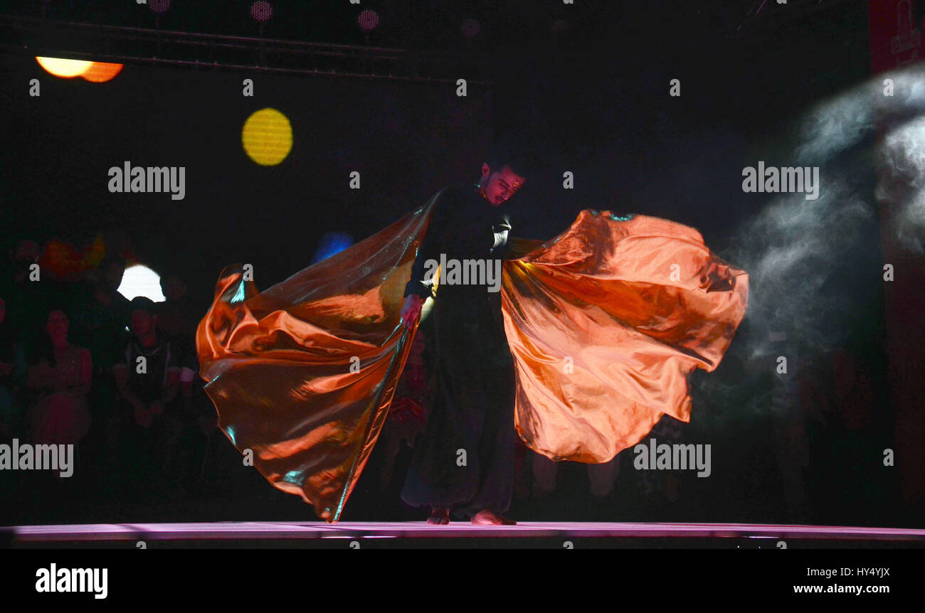 Lahore, Pakistan. 1. April 2017. Pakistanische Künstler auf der Bühne während der Alhamra Durchführung unplugged season1 (Music for Peace) von Alhamra Arts Council organisiert. Bildnachweis: Rana Sajid Hussain/Pacific Press/Alamy Live-Nachrichten Stockfoto