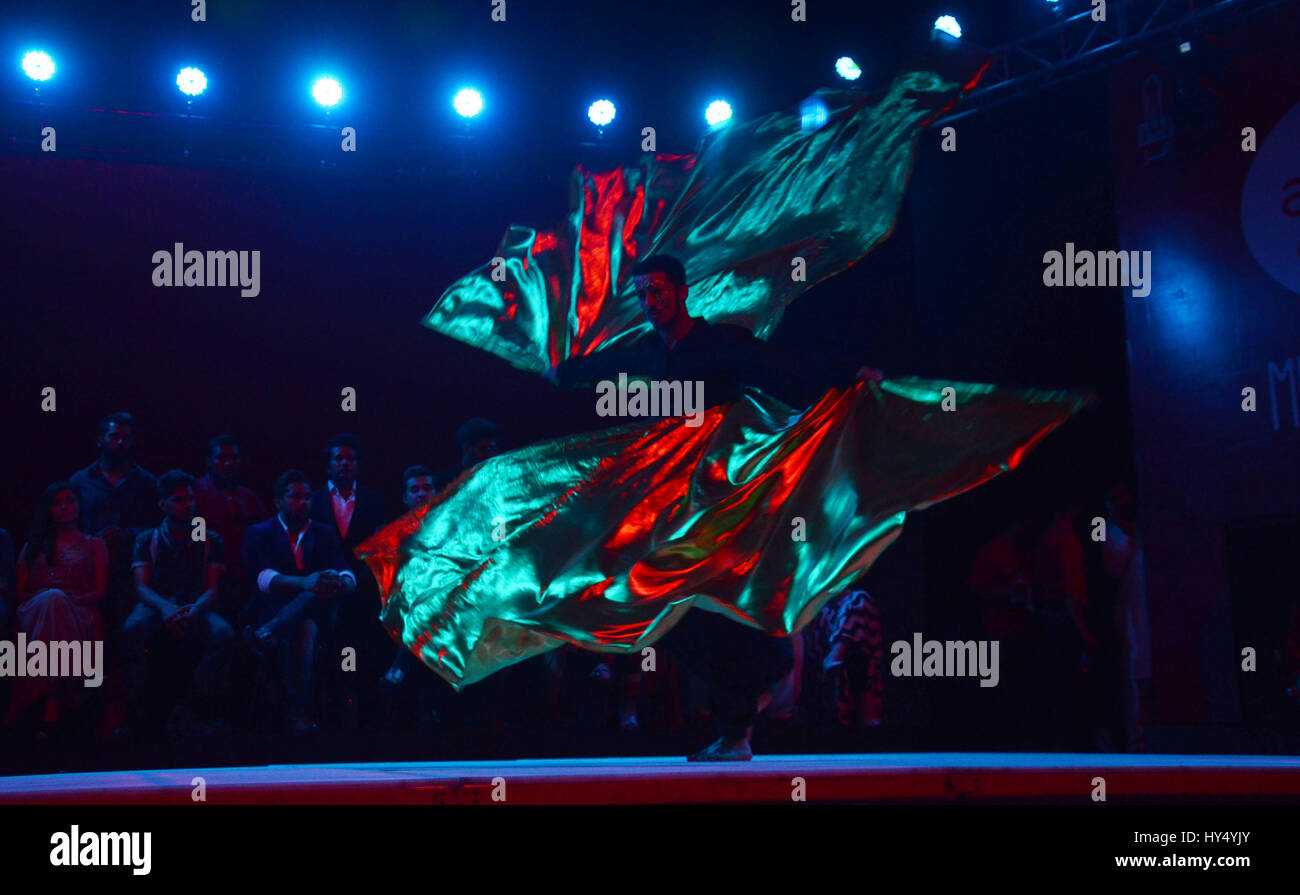 Lahore, Pakistan. 1. April 2017. Pakistanische Künstler auf der Bühne während der Alhamra Durchführung unplugged season1 (Music for Peace) von Alhamra Arts Council organisiert. Bildnachweis: Rana Sajid Hussain/Pacific Press/Alamy Live-Nachrichten Stockfoto