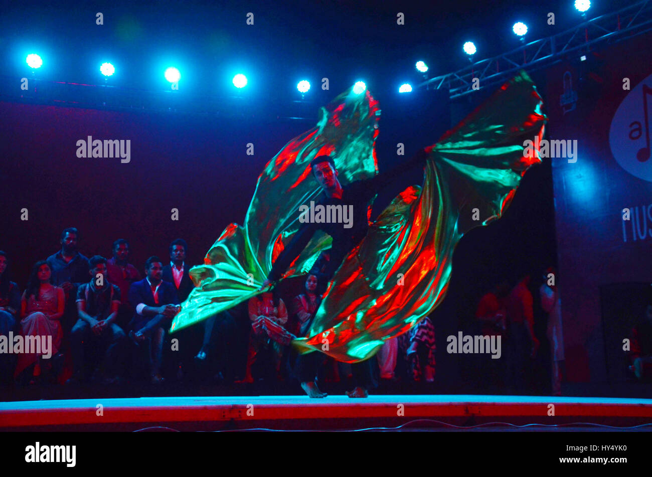 Lahore, Pakistan. 1. April 2017. Pakistanische Künstler auf der Bühne während der Alhamra Durchführung unplugged season1 (Music for Peace) von Alhamra Arts Council organisiert. Bildnachweis: Rana Sajid Hussain/Pacific Press/Alamy Live-Nachrichten Stockfoto