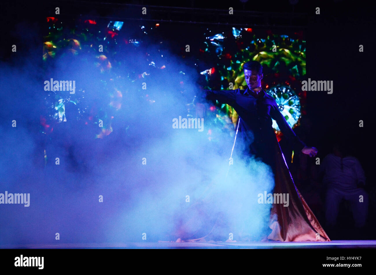 Lahore, Pakistan. 1. April 2017. Pakistanische Künstler auf der Bühne während der Alhamra Durchführung unplugged season1 (Music for Peace) von Alhamra Arts Council organisiert. Bildnachweis: Rana Sajid Hussain/Pacific Press/Alamy Live-Nachrichten Stockfoto