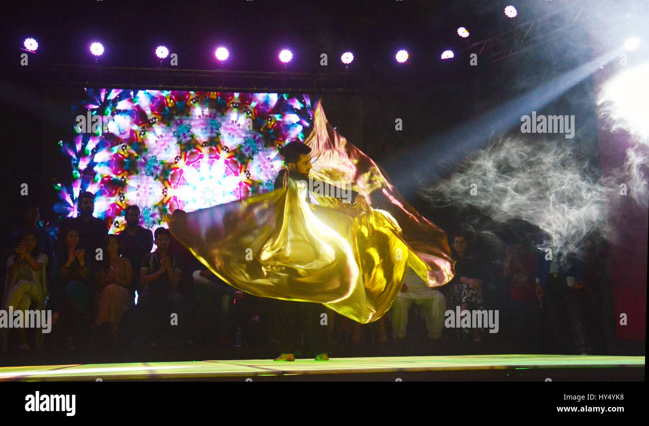 Lahore, Pakistan. 1. April 2017. Pakistanische Künstler auf der Bühne während der Alhamra Durchführung unplugged season1 (Music for Peace) von Alhamra Arts Council organisiert. Bildnachweis: Rana Sajid Hussain/Pacific Press/Alamy Live-Nachrichten Stockfoto