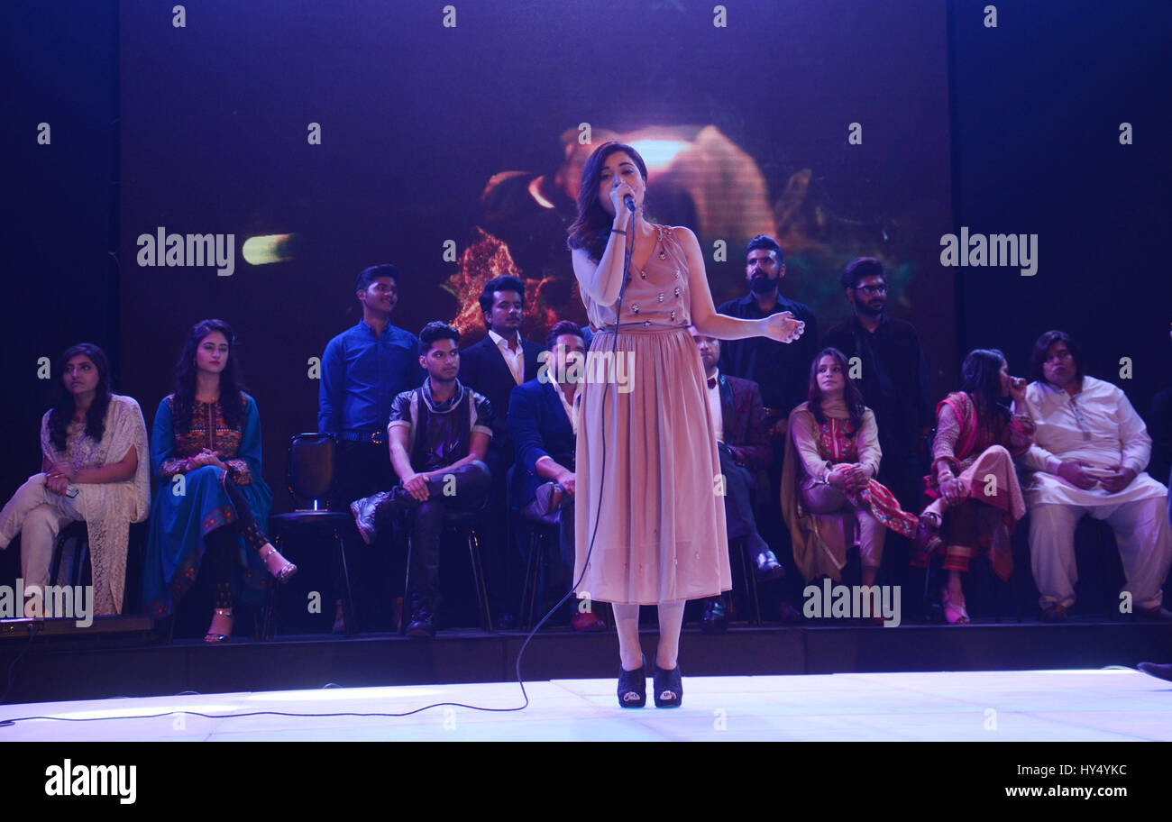 Lahore, Pakistan. 1. April 2017. Pakistanische Künstler auf der Bühne während der Alhamra Durchführung unplugged season1 (Music for Peace) von Alhamra Arts Council organisiert. Bildnachweis: Rana Sajid Hussain/Pacific Press/Alamy Live-Nachrichten Stockfoto