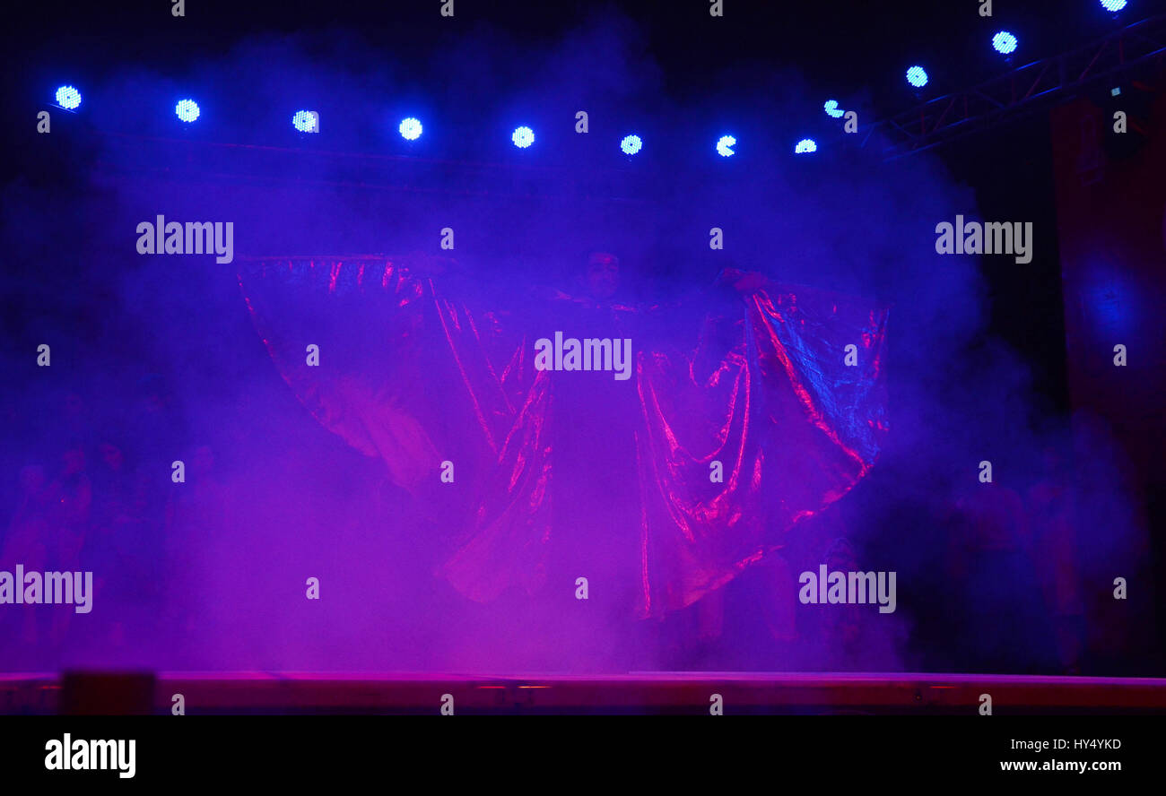 Lahore, Pakistan. 1. April 2017. Pakistanische Künstler auf der Bühne während der Alhamra Durchführung unplugged season1 (Music for Peace) von Alhamra Arts Council organisiert. Bildnachweis: Rana Sajid Hussain/Pacific Press/Alamy Live-Nachrichten Stockfoto