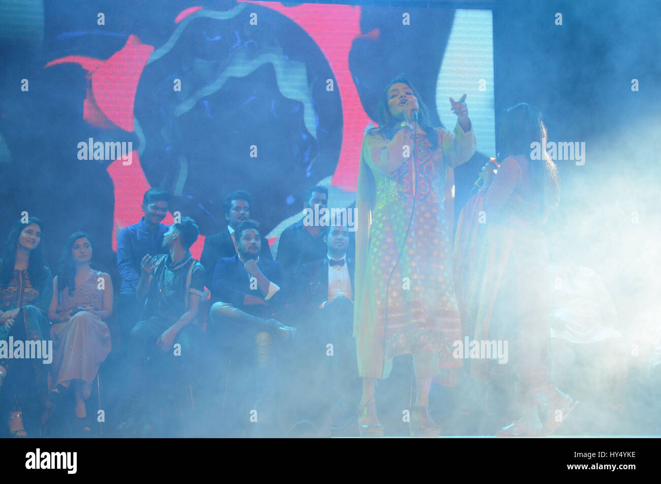 Lahore, Pakistan. 1. April 2017. Pakistanische Künstler auf der Bühne während der Alhamra Durchführung unplugged season1 (Music for Peace) von Alhamra Arts Council organisiert. Bildnachweis: Rana Sajid Hussain/Pacific Press/Alamy Live-Nachrichten Stockfoto