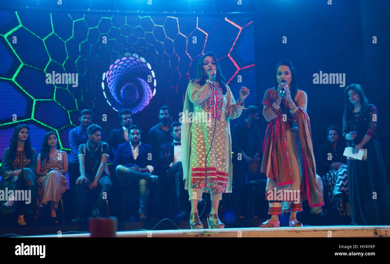 Lahore, Pakistan. 1. April 2017. Pakistanische Künstler auf der Bühne während der Alhamra Durchführung unplugged season1 (Music for Peace) von Alhamra Arts Council organisiert. Bildnachweis: Rana Sajid Hussain/Pacific Press/Alamy Live-Nachrichten Stockfoto