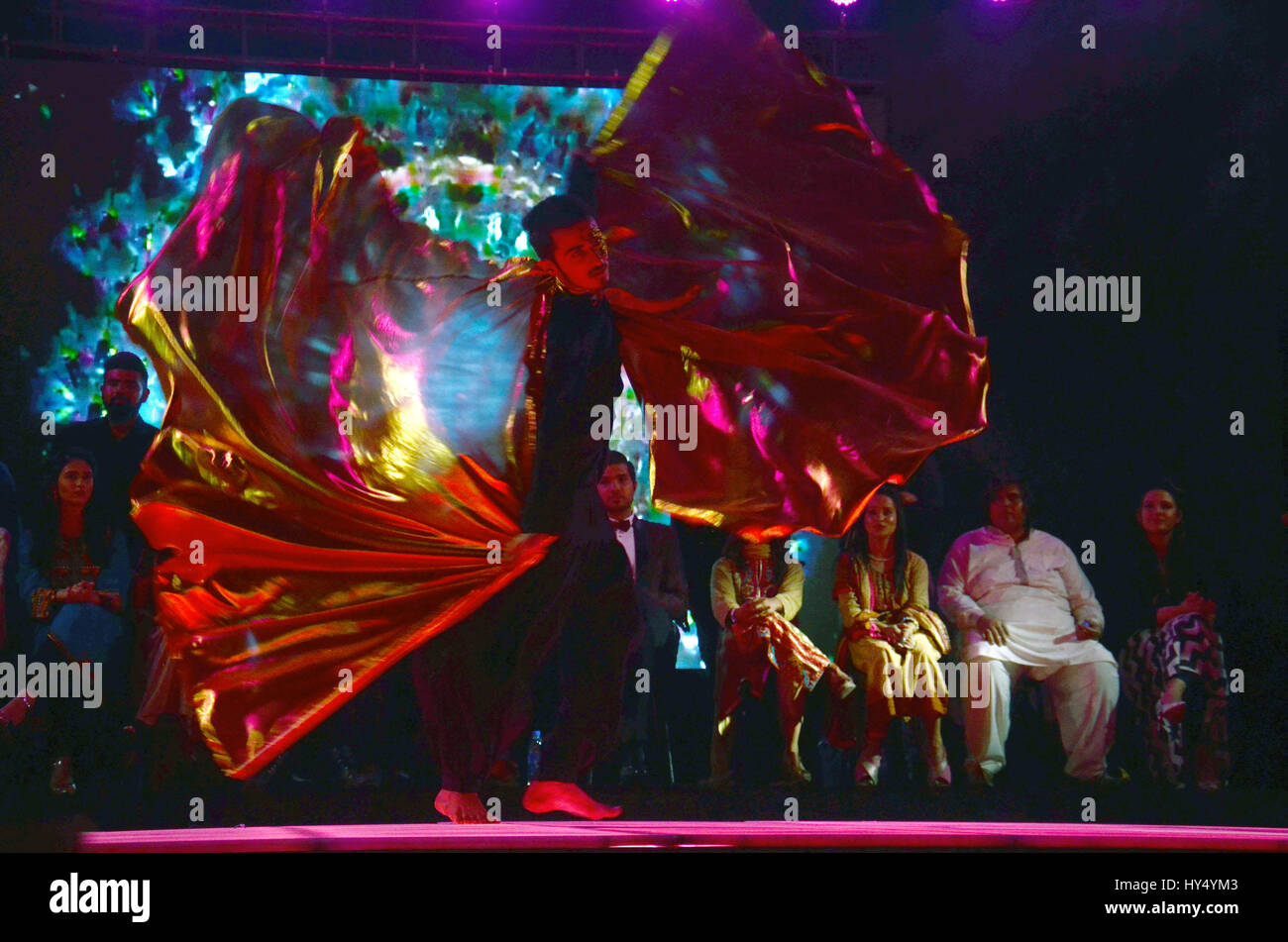 Lahore, Pakistan. 1. April 2017. Pakistanische Künstler auf der Bühne während der Alhamra Durchführung unplugged season1 (Music for Peace) von Alhamra Arts Council organisiert. Bildnachweis: Rana Sajid Hussain/Pacific Press/Alamy Live-Nachrichten Stockfoto