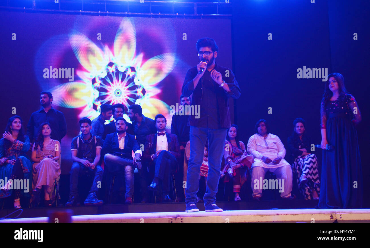 Lahore, Pakistan. 1. April 2017. Pakistanische Künstler auf der Bühne während der Alhamra Durchführung unplugged season1 (Music for Peace) von Alhamra Arts Council organisiert. Bildnachweis: Rana Sajid Hussain/Pacific Press/Alamy Live-Nachrichten Stockfoto