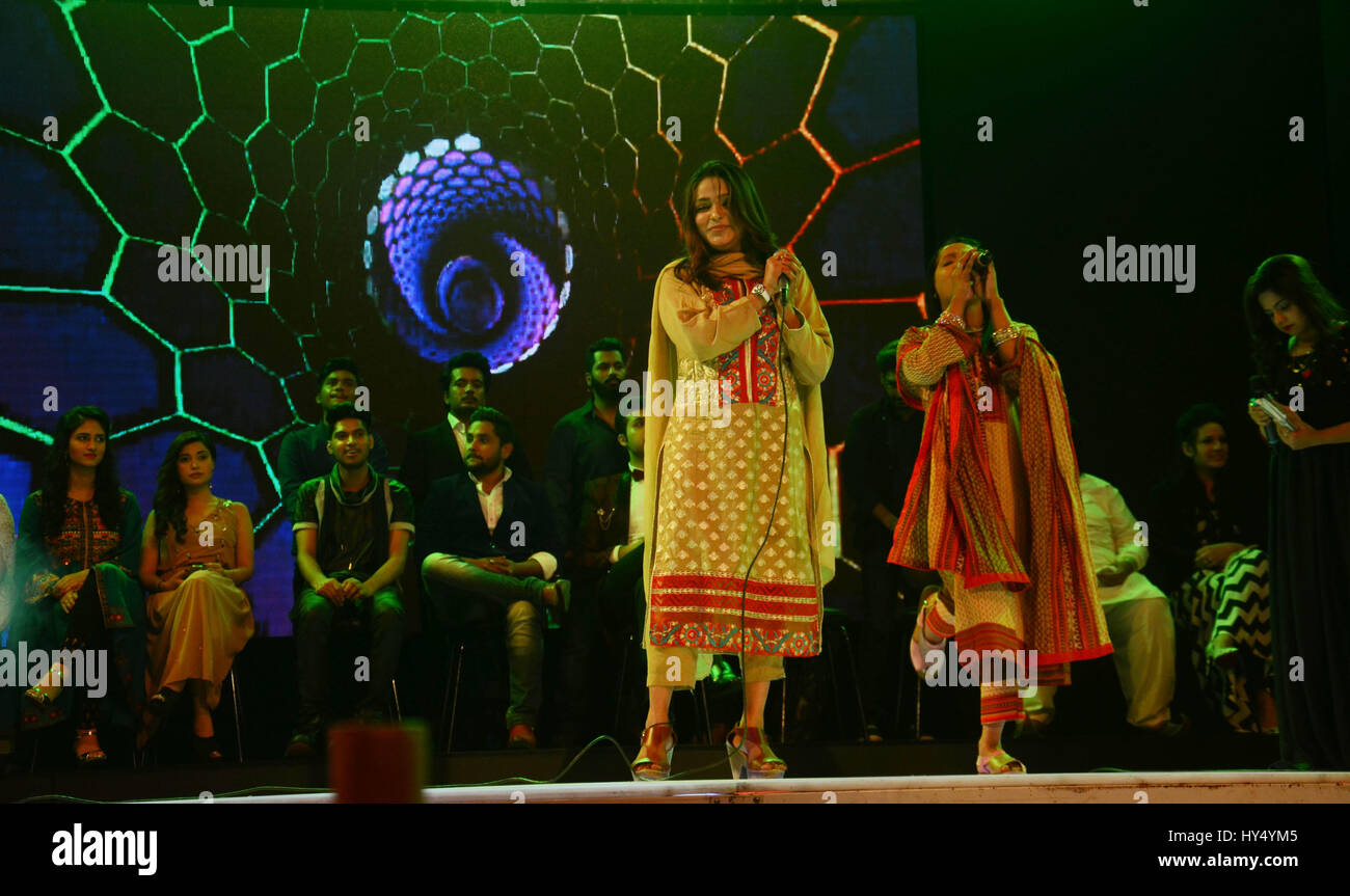 Lahore, Pakistan. 1. April 2017. Pakistanische Künstler auf der Bühne während der Alhamra Durchführung unplugged season1 (Music for Peace) von Alhamra Arts Council organisiert. Bildnachweis: Rana Sajid Hussain/Pacific Press/Alamy Live-Nachrichten Stockfoto