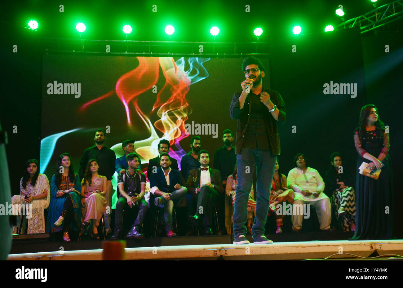 Lahore, Pakistan. 1. April 2017. Pakistanische Künstler auf der Bühne während der Alhamra Durchführung unplugged season1 (Music for Peace) von Alhamra Arts Council organisiert. Bildnachweis: Rana Sajid Hussain/Pacific Press/Alamy Live-Nachrichten Stockfoto