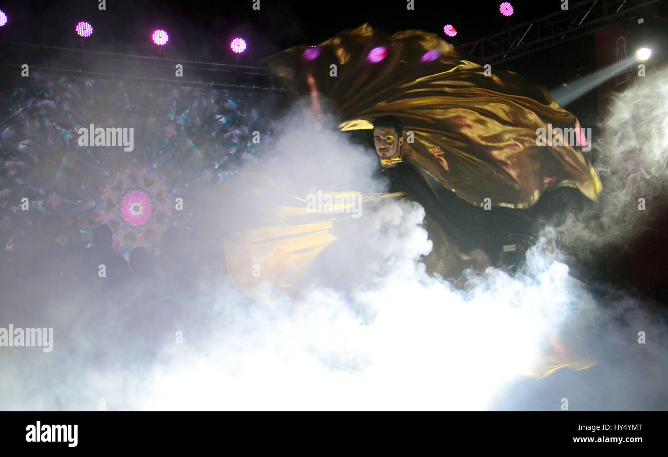 Lahore, Pakistan. 1. April 2017. Pakistanische Künstler auf der Bühne während der Alhamra Durchführung unplugged season1 (Music for Peace) von Alhamra Arts Council organisiert. Bildnachweis: Rana Sajid Hussain/Pacific Press/Alamy Live-Nachrichten Stockfoto